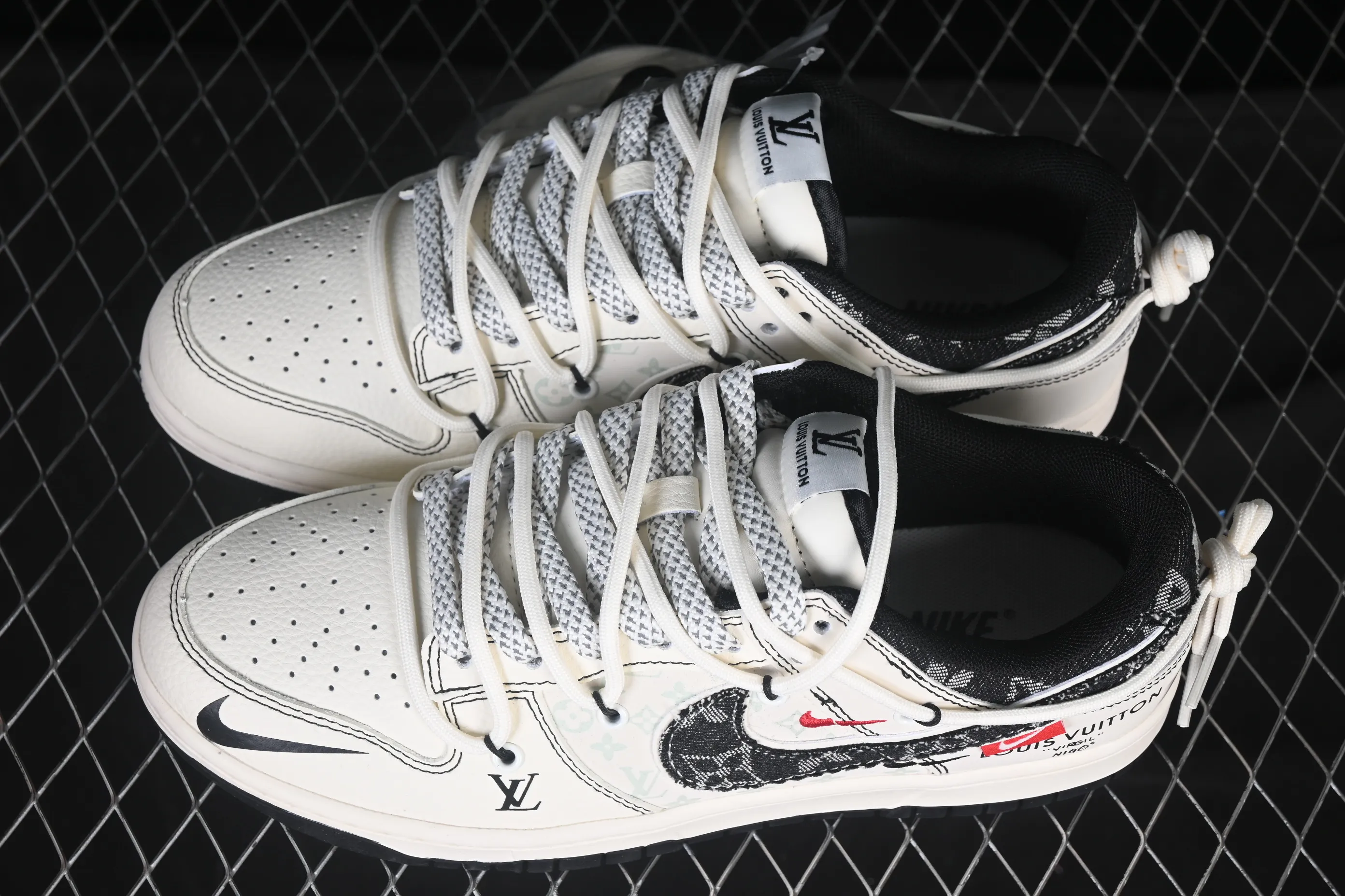 All categories Nk SB Dunk Series Nk SB Dunk Low High-end customized low-top sneakers Nike SB Dunk Low LV co-branded black canvas drawstring Anniversary high-end customized low-top casual sneakers YX5066-380